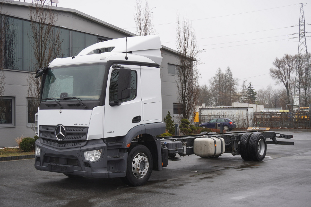 Autocarro telaio MERCEDES-BENZ Actros 1824 / 9.1 m chassis / sleeping cabin: foto 1