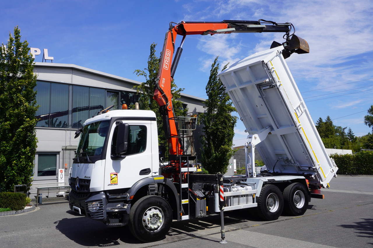MERCEDES-BENZ Arocs 2636 / 6x4 / HDS Fassi / 3-Way Tipper / Bortmatic - Camion con gru: foto 1 MERCEDES-BENZ Arocs 2636 / 6x4 / HDS Fassi / 3-Way Tipper / Bortmatic - Camion con gru: foto 1