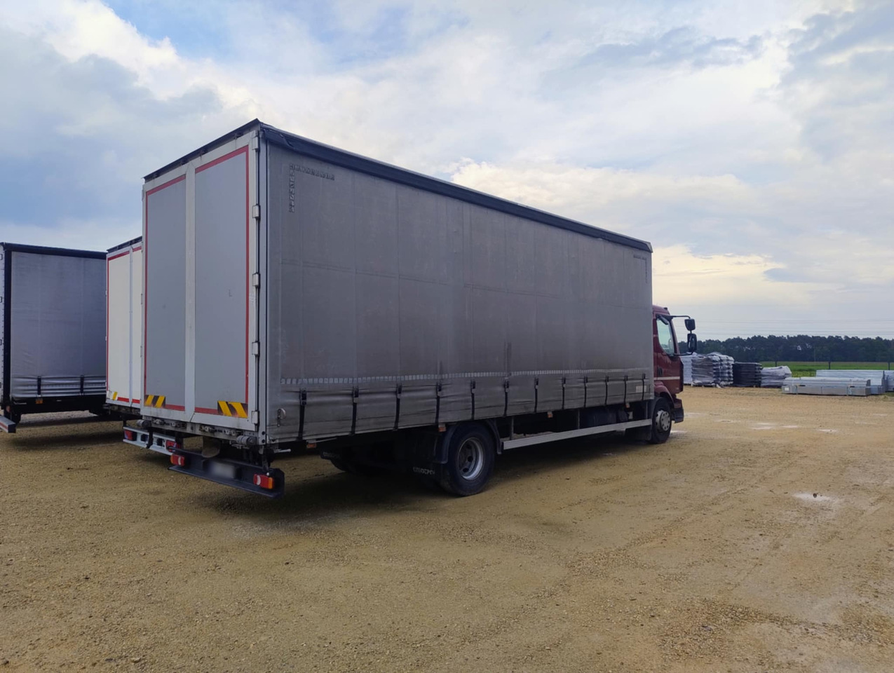 RENAULT Midlum 300 / Curtain 18 EPAL / Sleeping cab - Camion centinato: foto 3 RENAULT Midlum 300 / Curtain 18 EPAL / Sleeping cab - Camion centinato: foto 3