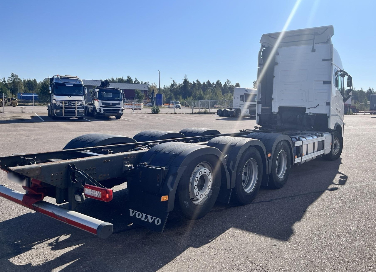 VOLVO FH 650 8x4 / Truck chassis / Sleeper cab - Camion con gru: foto 3 VOLVO FH 650 8x4 / Truck chassis / Sleeper cab - Camion con gru: foto 3