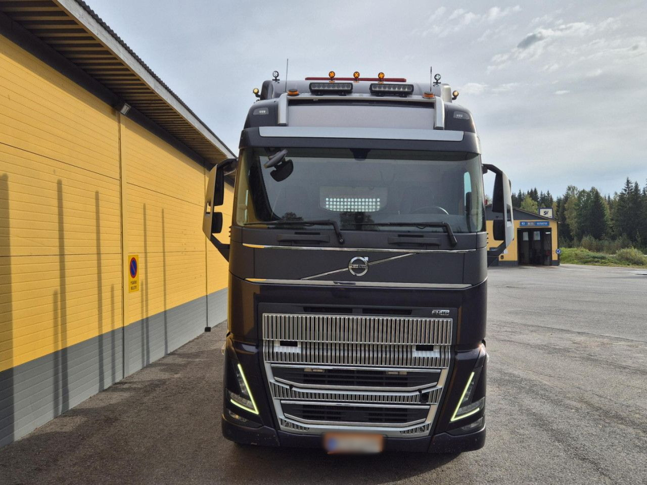 VOLVO FH 750 8x4 / 2 lifted axles / timber truck - Camion con gru: foto 5 VOLVO FH 750 8x4 / 2 lifted axles / timber truck - Camion con gru: foto 5