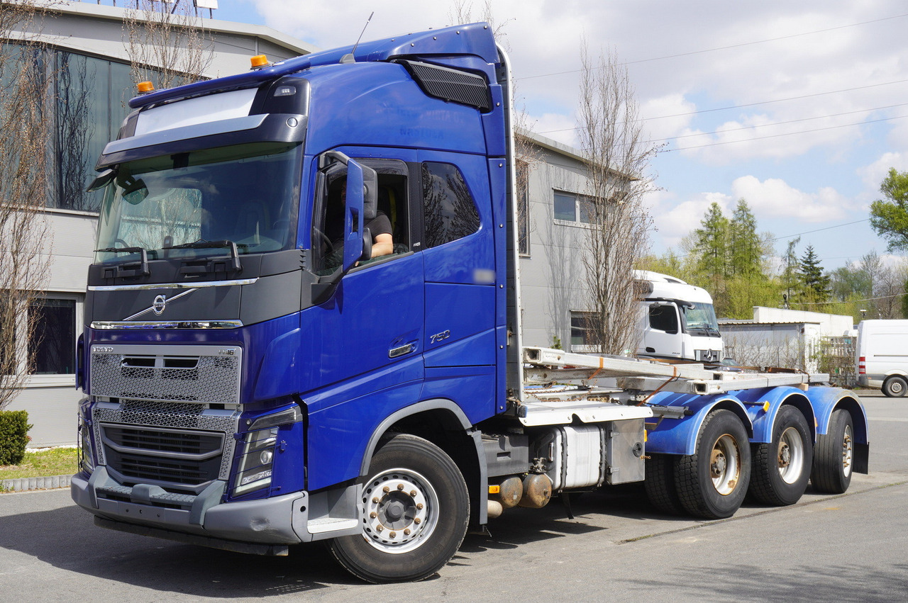 VOLVO FH16 750 8x4 / 750 HP! / 20 t load capacity / stanchion superstructure - Camion con gru: foto 3 VOLVO FH16 750 8x4 / 750 HP! / 20 t load capacity / stanchion superstructure - Camion con gru: foto 3