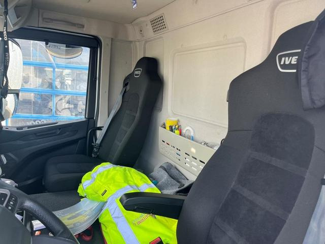 Iveco SWay 400 Lamberet Tiefkühlkoffer Thermo King LBW - Autocarro frigorifero: foto 2 Iveco SWay 400 Lamberet Tiefkühlkoffer Thermo King LBW - Autocarro frigorifero: foto 2