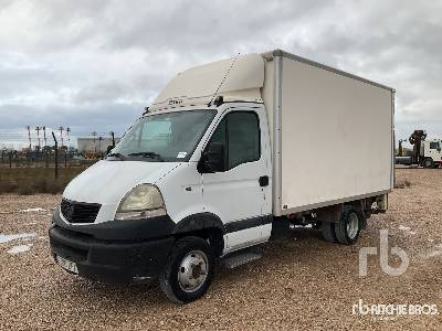 RENAULT 120.35 4x2 - Autocarro furgonato: foto 1 RENAULT 120.35 4x2 - Autocarro furgonato: foto 1
