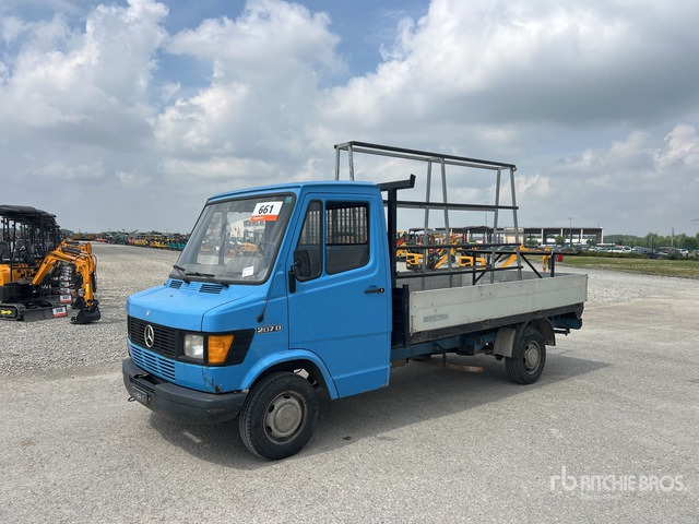 1980 Mercedes-Benz 207D Flatbed Truck - Autocarro con pianale/ Cassone fisso: foto 1 1980 Mercedes-Benz 207D Flatbed Truck - Autocarro con pianale/ Cassone fisso: foto 1