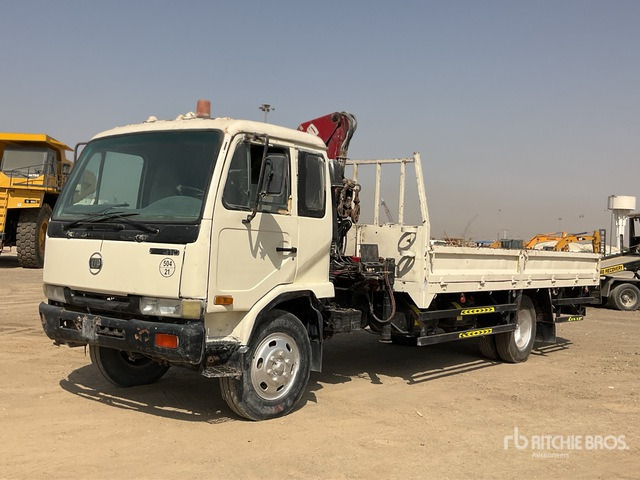 2006 Nissan MK210 2006 HMF 683K1 Knuckle Boom on 4x2 Flatbed Truck with Crane - Autocarro con pianale/ Cassone fisso, Camion con gru: foto 1 2006 Nissan MK210 2006 HMF 683K1 Knuckle Boom on 4x2 Flatbed Truck with Crane - Autocarro con pianale/ Cassone fisso, Camion con gru: foto 1