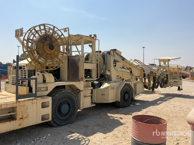 2011 Normet Charmec 9125 BT(E) Twin-Boom Emulsion Charging Machine :Misc. Mining Equipment - Macchina mineraria: foto 3 2011 Normet Charmec 9125 BT(E) Twin-Boom Emulsion Charging Machine :Misc. Mining Equipment - Macchina mineraria: foto 3