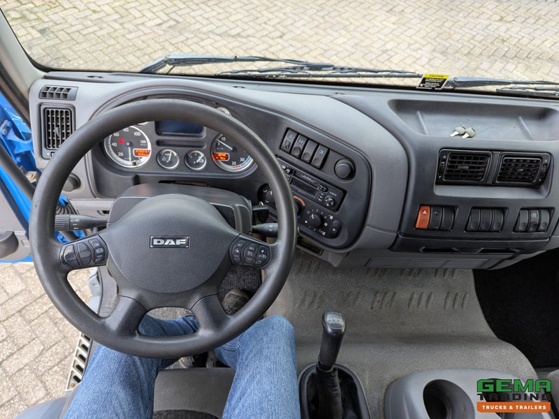 Foto d'interni 3: Autocarro trasporto automezzi DAF FA LF55.220 4x2 Daycab Euro4 - Handgeschakeld - Oprijwagen - Lier 2.5T - Alu Zijschotten