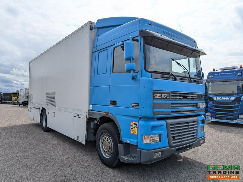 DAF XF95.430 4x2 Spacecab Euro2 - Retarder - Geslotenbak 7.7m - Handgeschakeld - Vangmuil - Autocarro furgonato: foto 2 DAF XF95.430 4x2 Spacecab Euro2 - Retarder - Geslotenbak 7.7m - Handgeschakeld - Vangmuil - Autocarro furgonato: foto 2