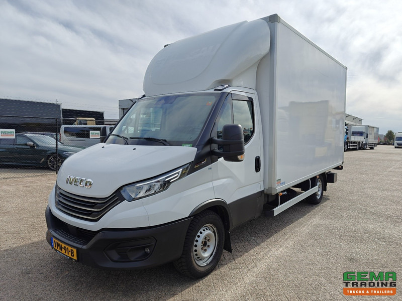 Iveco 35S18 Hi-Matic 4x2 Dagcab Euro6E - Gesloten Bak 4.2M - Laadklep 1000KG - Navi - 03/2026 APK - Furgone box: foto 1 Iveco 35S18 Hi-Matic 4x2 Dagcab Euro6E - Gesloten Bak 4.2M - Laadklep 1000KG - Navi - 03/2026 APK - Furgone box: foto 1