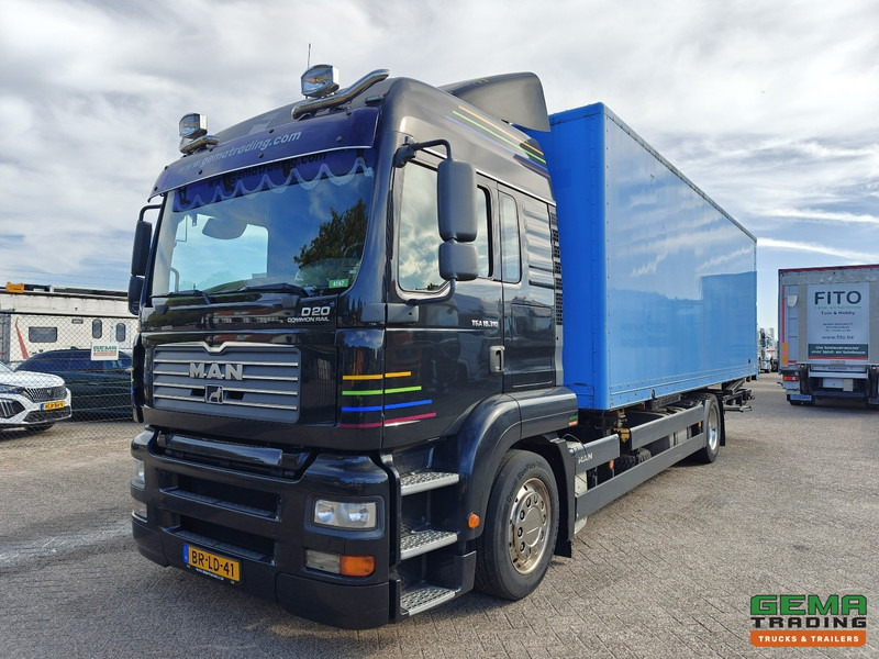 MAN TGA 18.310 4x2 LX Euro3 - Handgeschakeld ZF16 - BDF/VerhuisBak + Laadklep 2000KG - 207.000km - 12/2025 APK - Autocarro portacontainer/ Caisse interchangeable: foto 1 MAN TGA 18.310 4x2 LX Euro3 - Handgeschakeld ZF16 - BDF/VerhuisBak + Laadklep 2000KG - 207.000km - 12/2025 APK - Autocarro portacontainer/ Caisse interchangeable: foto 1