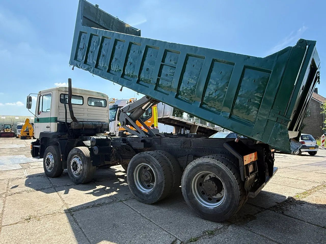 MAN 35.372 8X4 Tipper Spring/Spring ZF Manual Gear E - Autocarro ribaltabile: foto 3 MAN 35.372 8X4 Tipper Spring/Spring ZF Manual Gear E - Autocarro ribaltabile: foto 3