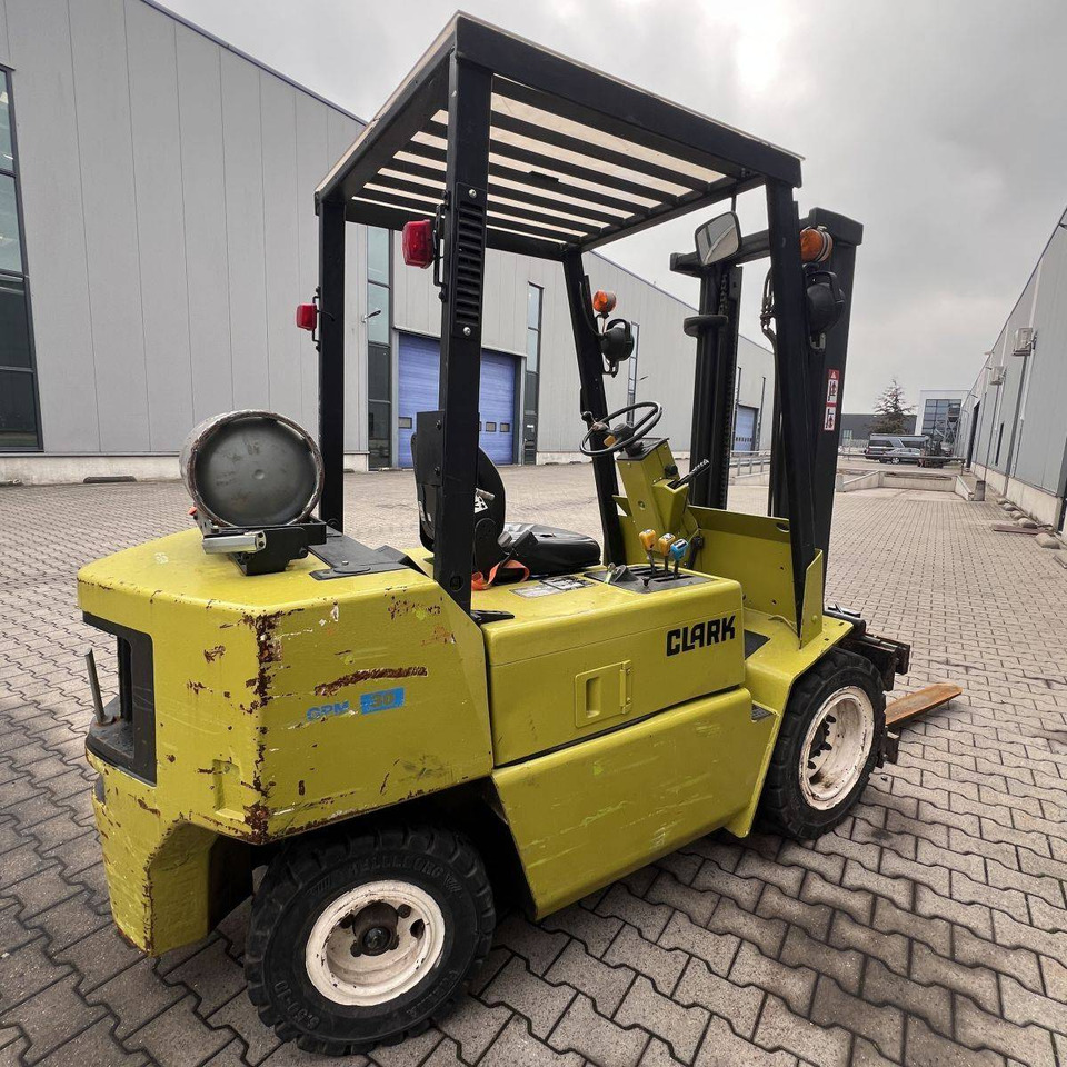 Clark GPM30 - Carrello elevatore a gas: foto 2 Clark GPM30 - Carrello elevatore a gas: foto 2