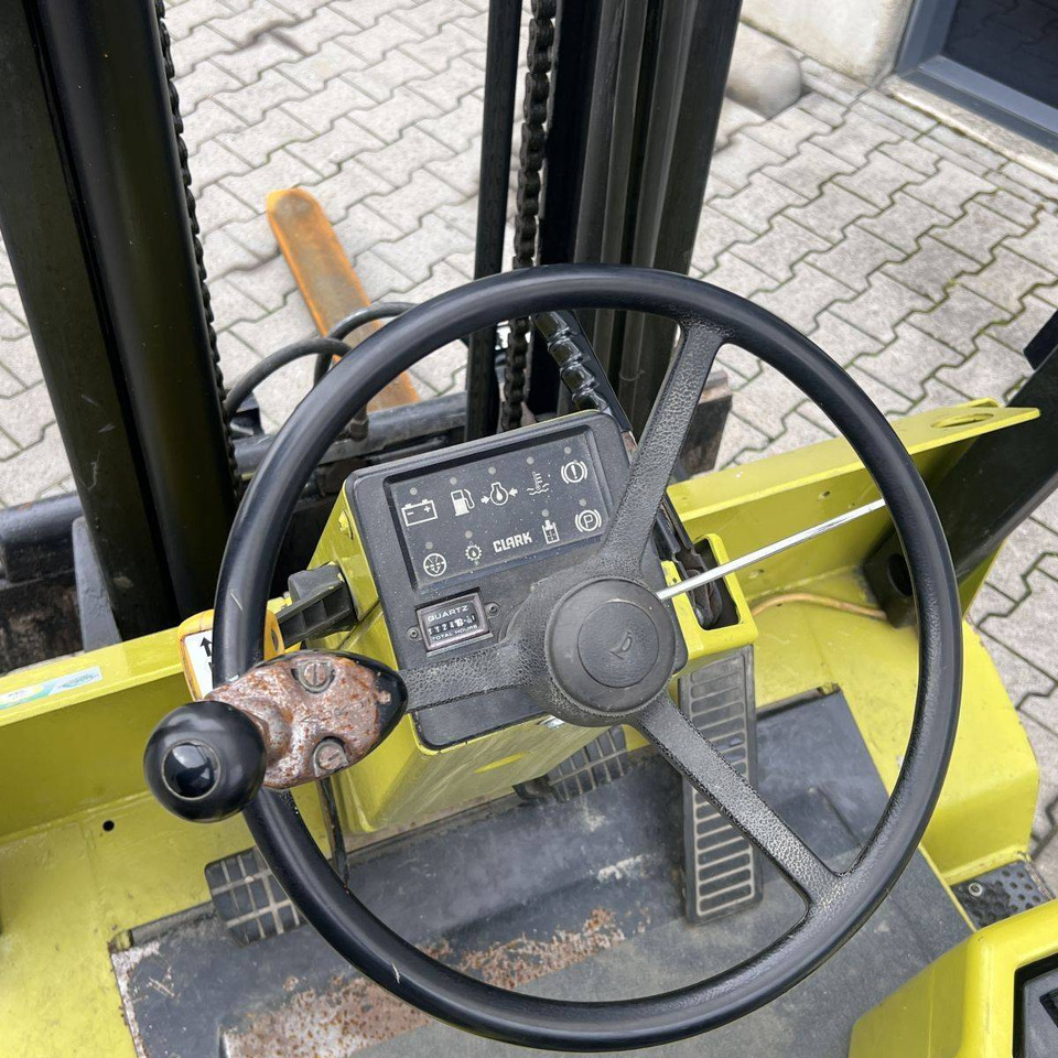 Clark GPM30 - Carrello elevatore a gas: foto 4 Clark GPM30 - Carrello elevatore a gas: foto 4