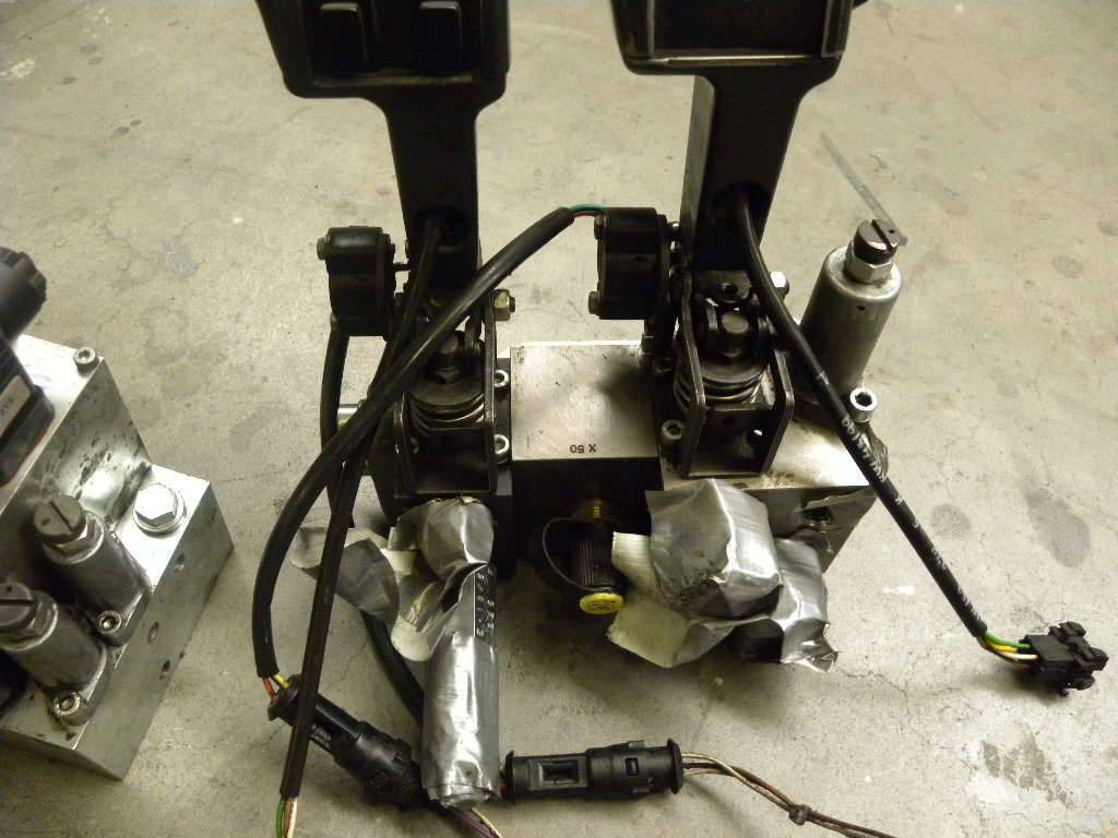 Hydraulic Consol with 2 hydraulic levers for Jungheinrich - Valvola idraulica per Mezzo di movimentazione: foto 2 Hydraulic Consol with 2 hydraulic levers for Jungheinrich - Valvola idraulica per Mezzo di movimentazione: foto 2
