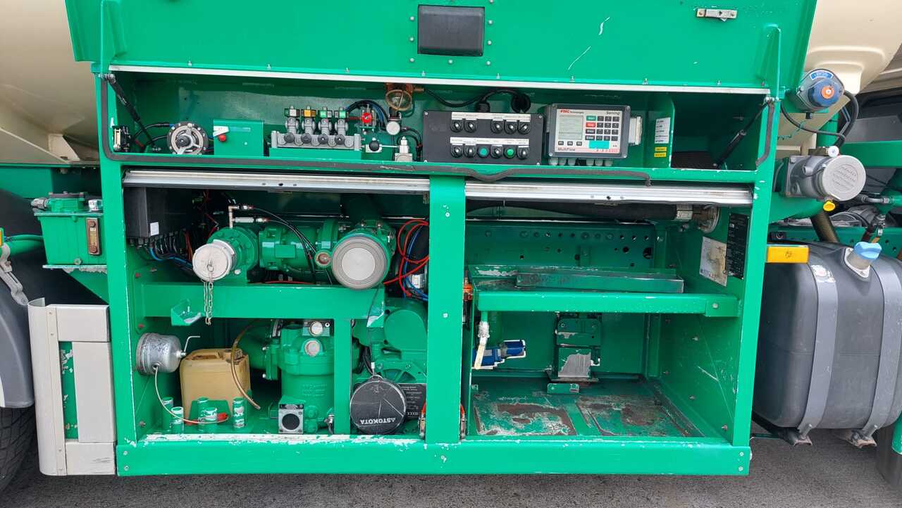 MERCEDES AXOR - Camion cisterna: foto 4 MERCEDES AXOR - Camion cisterna: foto 4