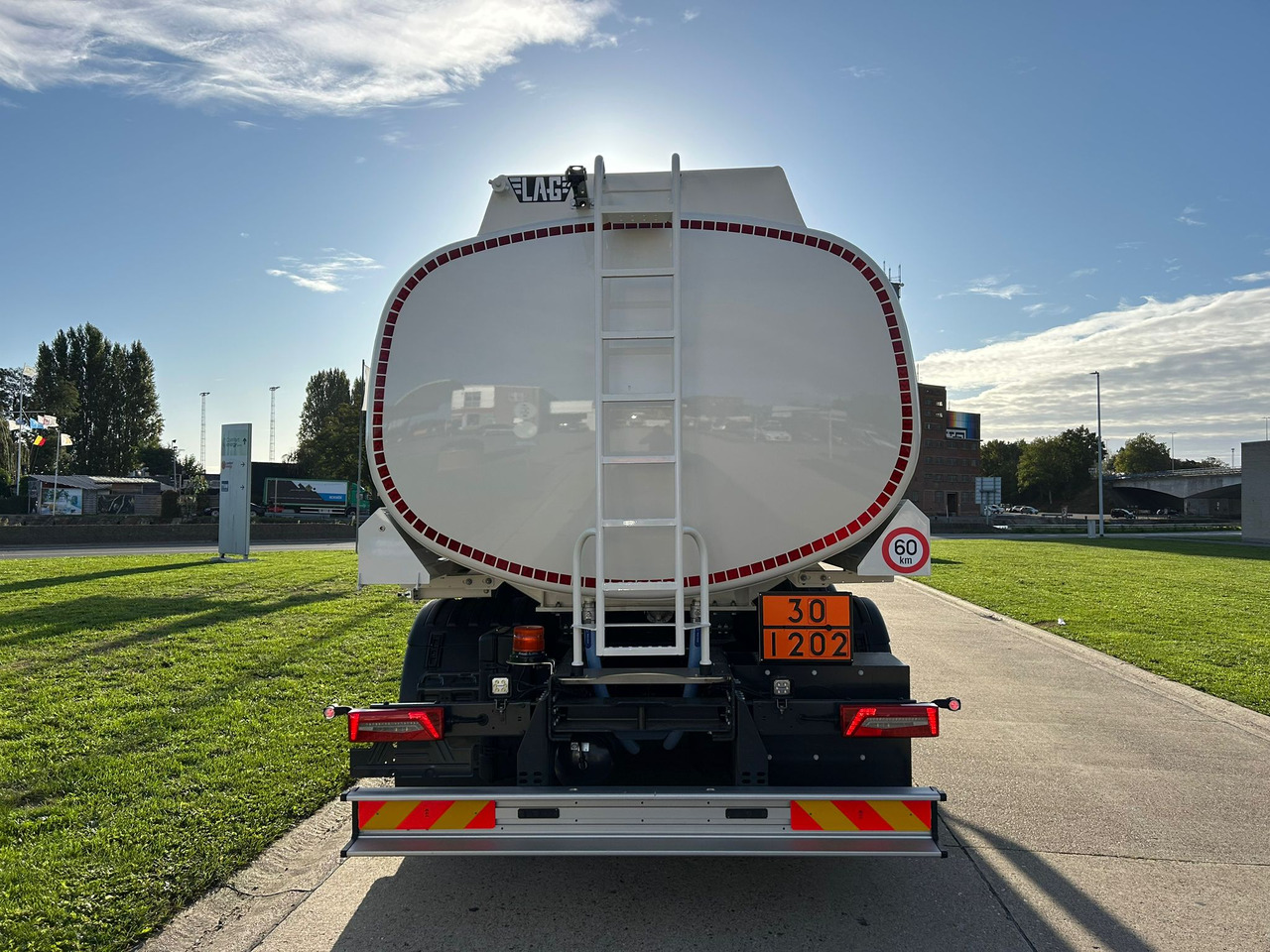 Camion cisterna nuovo SCANIA P370: foto 9
