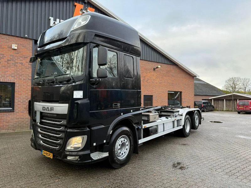 DAF XF 440 6x2 Hyva Haakarm Stuuras 660.119KM! NL Truck APK 03-2026 - Autocarro scarrabile: foto 1 DAF XF 440 6x2 Hyva Haakarm Stuuras 660.119KM! NL Truck APK 03-2026 - Autocarro scarrabile: foto 1