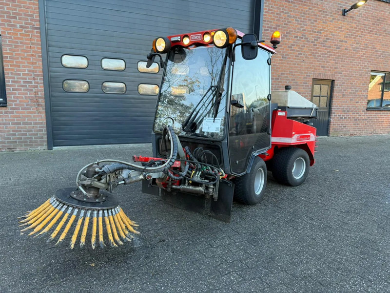 Nimos DM-Trac 205 OKB-70- Onkruidborstelmachine Werktuigendrager 4X Hydraulische functie - Spazzatrice industriale: foto 1 Nimos DM-Trac 205 OKB-70- Onkruidborstelmachine Werktuigendrager 4X Hydraulische functie - Spazzatrice industriale: foto 1