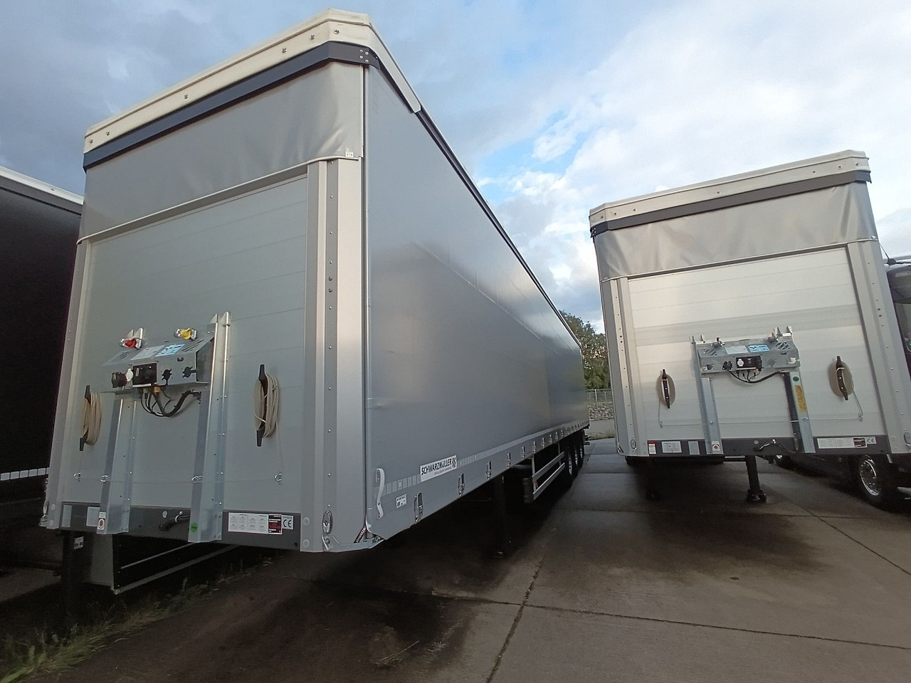 Schwarzmüller PowerLine LIFT/LENKACHSE HUBDACH 5880kg NEU Schwarzmüller PowerLine LIFT/LENKACHSE HUBDACH 5880kg NEU - Semirimorchio centinato: foto 3 Schwarzmüller PowerLine LIFT/LENKACHSE HUBDACH 5880kg NEU Schwarzmüller PowerLine LIFT/LENKACHSE HUBDACH 5880kg NEU - Semirimorchio centinato: foto 3