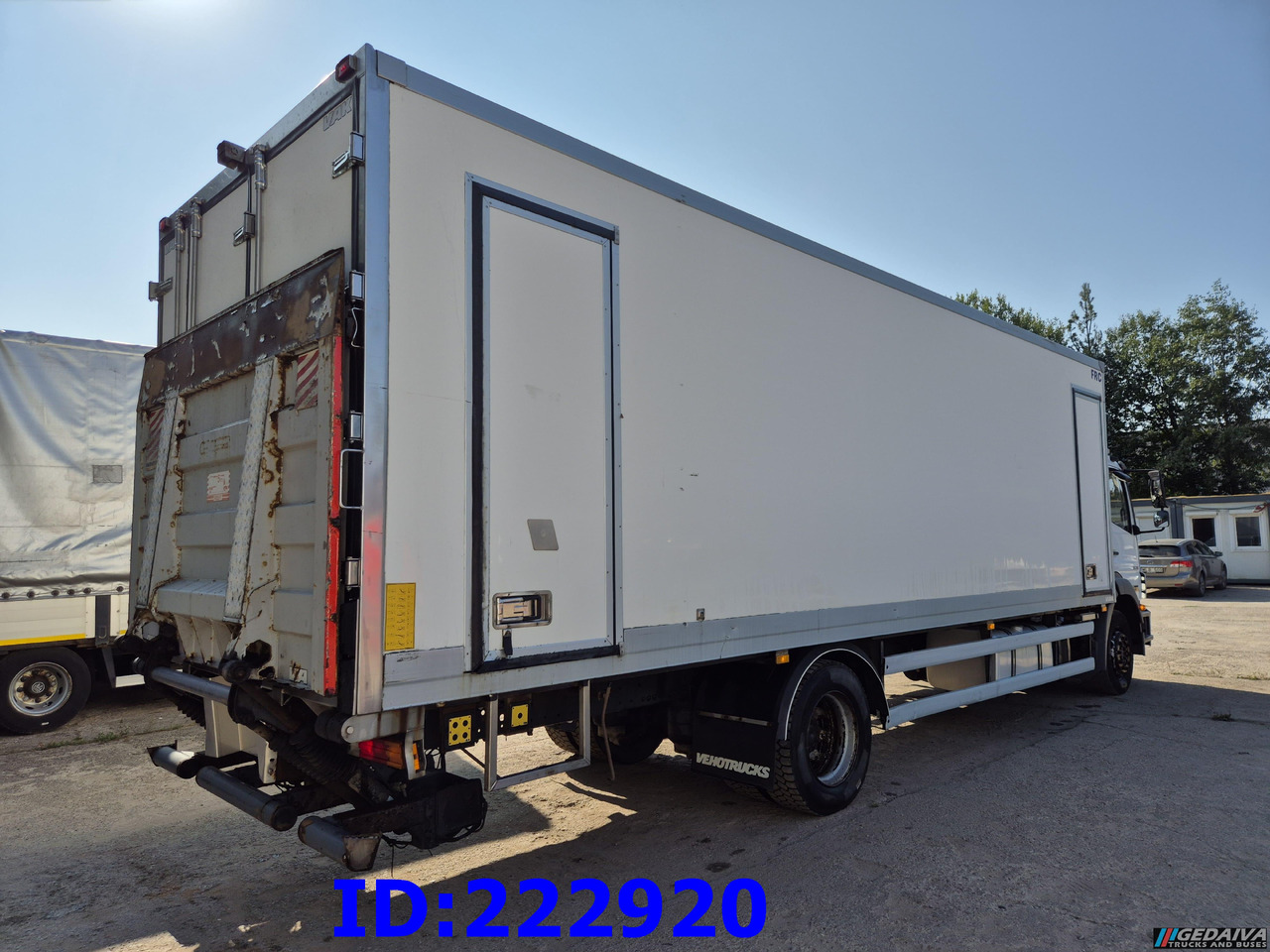 MERCEDES-BENZ Axor 1829 Manual + Tail lift - Autocarro frigorifero: foto 5 MERCEDES-BENZ Axor 1829 Manual + Tail lift - Autocarro frigorifero: foto 5