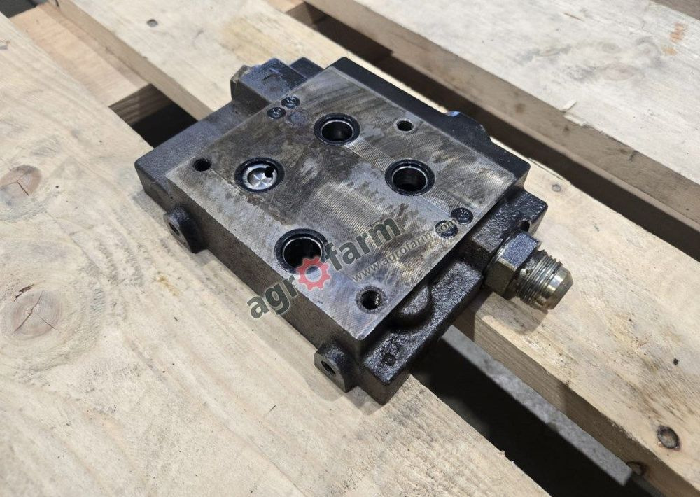 Pokrywa końcowa Valtra T171, T181, T191, T170 - Idraulica: foto 1 Pokrywa końcowa Valtra T171, T181, T191, T170 - Idraulica: foto 1