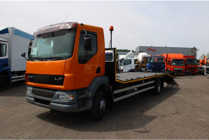 DAF LF 55.220 + HYDROLIC RAMPS + MANUAL - Autocarro trasporto automezzi: foto 2 DAF LF 55.220 + HYDROLIC RAMPS + MANUAL - Autocarro trasporto automezzi: foto 2