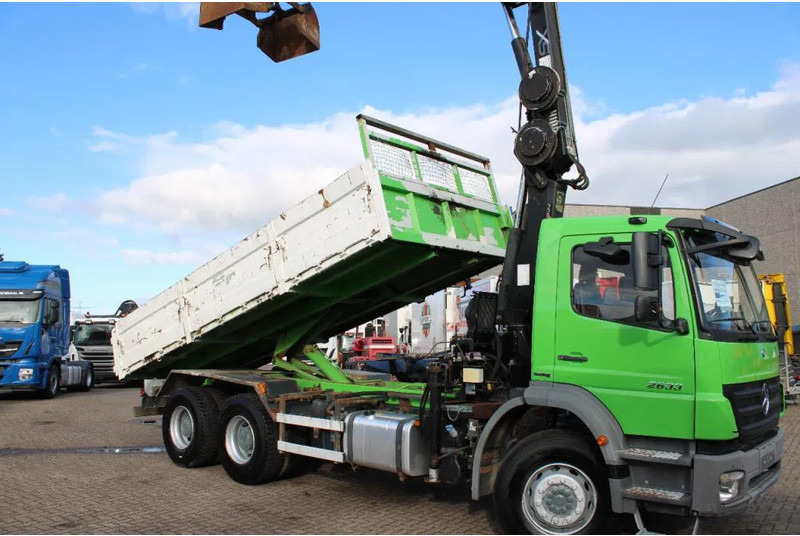 Mercedes-Benz Axor 2633 + TIPPER + HIAB 144 + REMOTE + MANUAL - Camion con gru: foto 2 Mercedes-Benz Axor 2633 + TIPPER + HIAB 144 + REMOTE + MANUAL - Camion con gru: foto 2