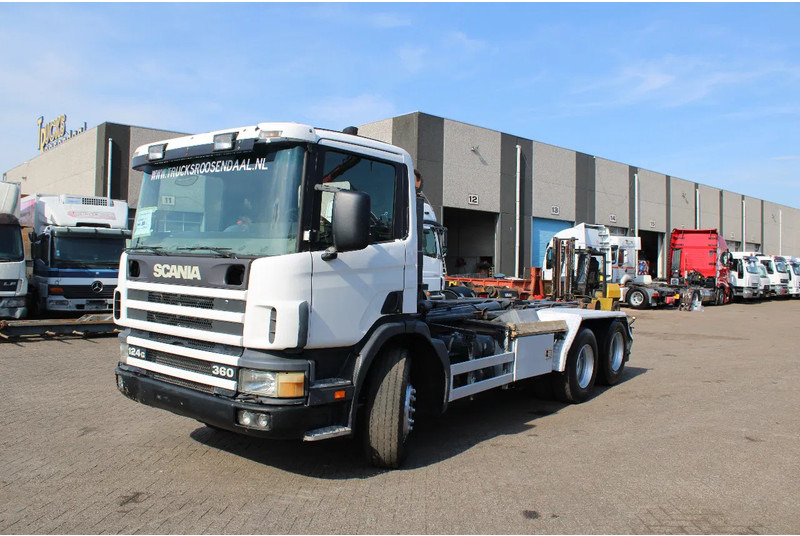 Scania P124-360 + HOOK + 6X2 + MANUAL + EURO 2 - Autocarro scarrabile: foto 3 Scania P124-360 + HOOK + 6X2 + MANUAL + EURO 2 - Autocarro scarrabile: foto 3