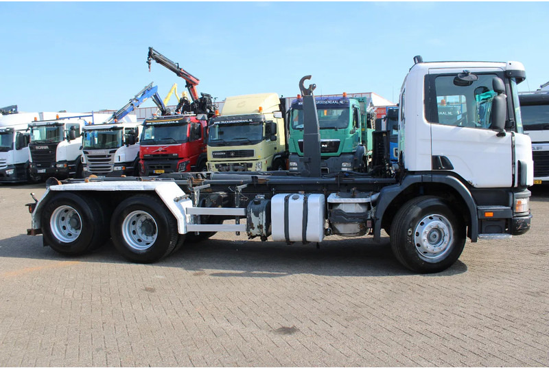 Scania P124-360 + HOOK + 6X2 + MANUAL + EURO 2 - Autocarro scarrabile: foto 2 Scania P124-360 + HOOK + 6X2 + MANUAL + EURO 2 - Autocarro scarrabile: foto 2