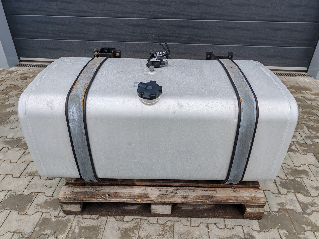 MAN TGS TGX / ALU FUEL TANK / 131x70x57,5 / 480L / 81122015937 - Serbatoio carburante: foto 2 MAN TGS TGX / ALU FUEL TANK / 131x70x57,5 / 480L / 81122015937 - Serbatoio carburante: foto 2