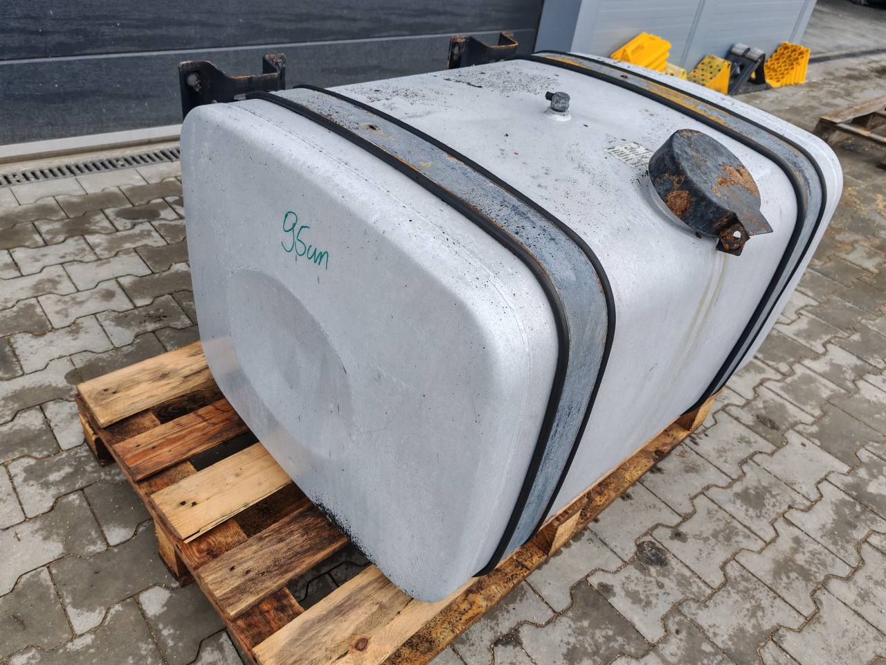 MAN TGX TGS / ALU FUEL TANK / 330L / 96x70x57,5 - Serbatoio carburante: foto 5 MAN TGX TGS / ALU FUEL TANK / 330L / 96x70x57,5 - Serbatoio carburante: foto 5
