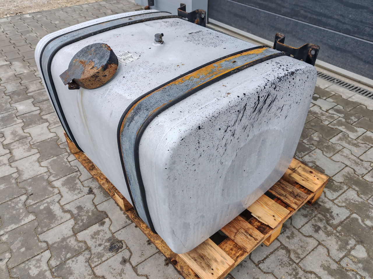 MAN TGX TGS / ALU FUEL TANK / 330L / 96x70x57,5 - Serbatoio carburante: foto 3 MAN TGX TGS / ALU FUEL TANK / 330L / 96x70x57,5 - Serbatoio carburante: foto 3