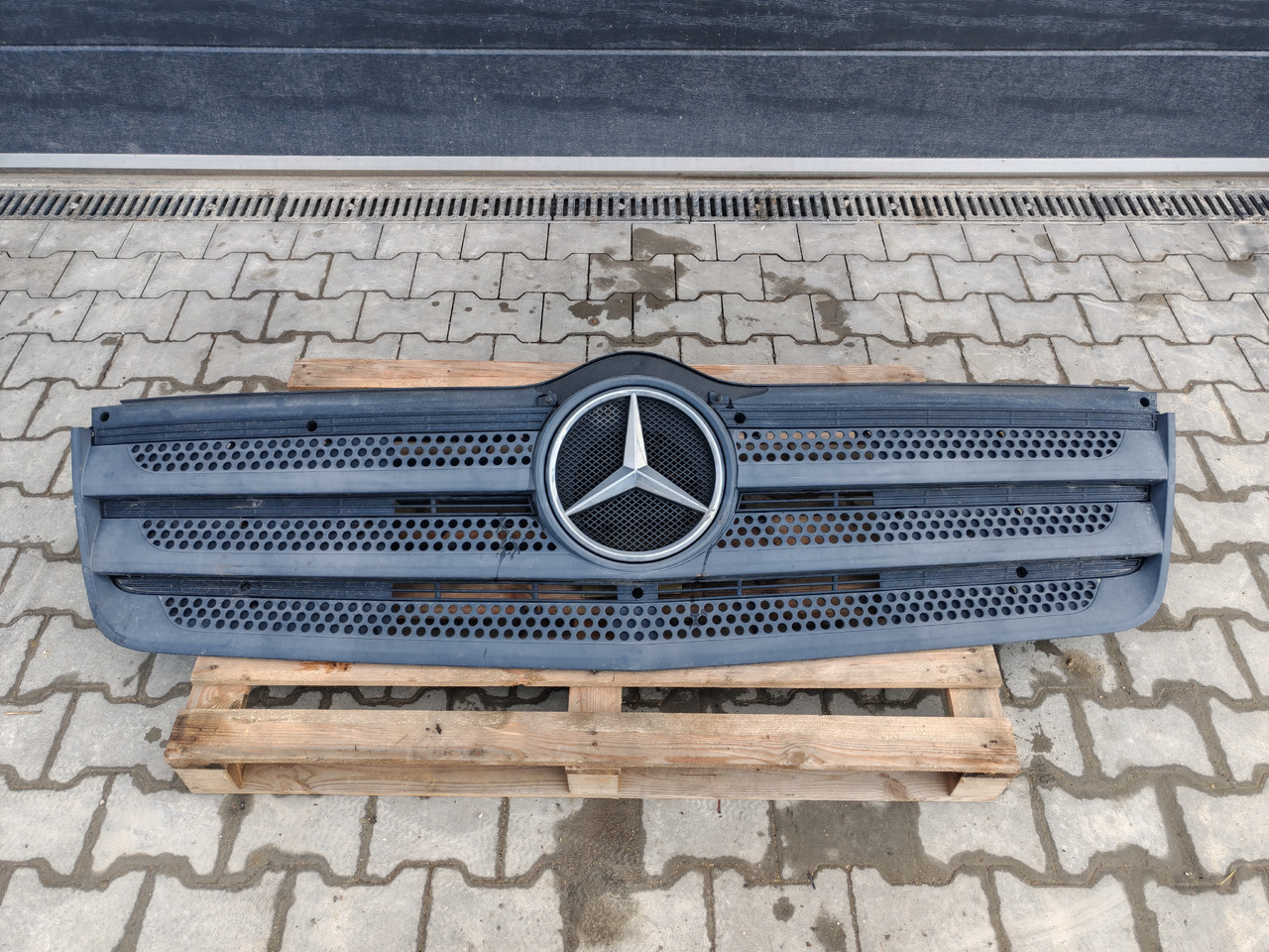 MERCEDES-BENZ ATEGO MP4 EURO 6 / FRONT GRILL - Griglia radiatore: foto 2 MERCEDES-BENZ ATEGO MP4 EURO 6 / FRONT GRILL - Griglia radiatore: foto 2