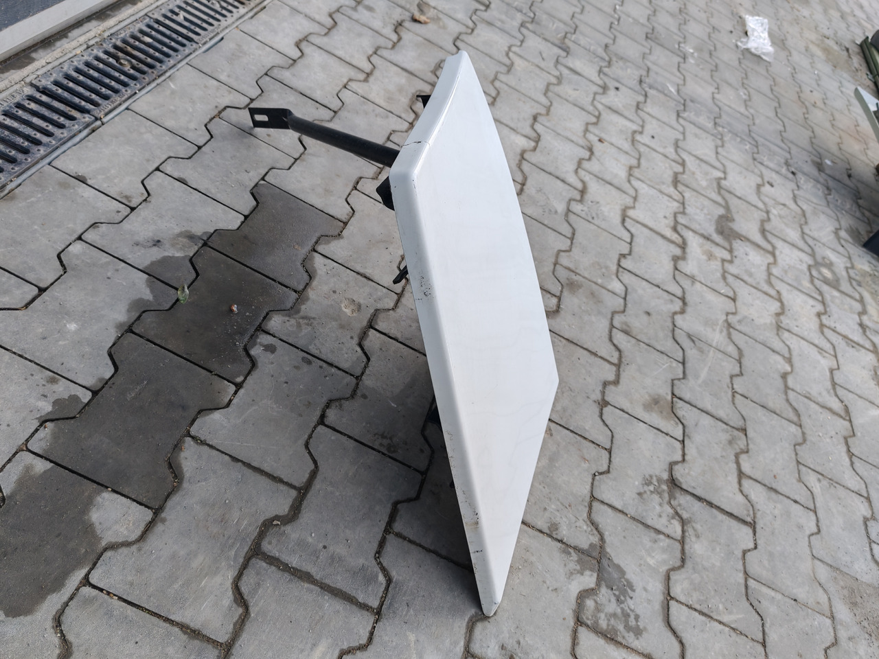 RENAULT RANGE T EURO 6 / HIGH CAB / RIGHT SPOILER EXTENDER - Aero kit/ Spoiler: foto 4 RENAULT RANGE T EURO 6 / HIGH CAB / RIGHT SPOILER EXTENDER - Aero kit/ Spoiler: foto 4