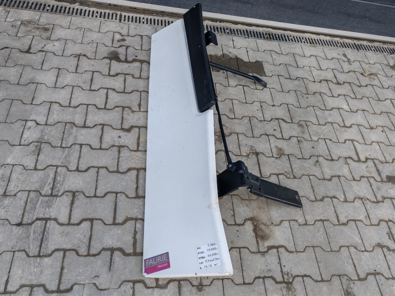 RENAULT RANGE T EURO 6 / HIGH CAB / RIGHT SPOILER - Aero kit/ Spoiler: foto 2 RENAULT RANGE T EURO 6 / HIGH CAB / RIGHT SPOILER - Aero kit/ Spoiler: foto 2