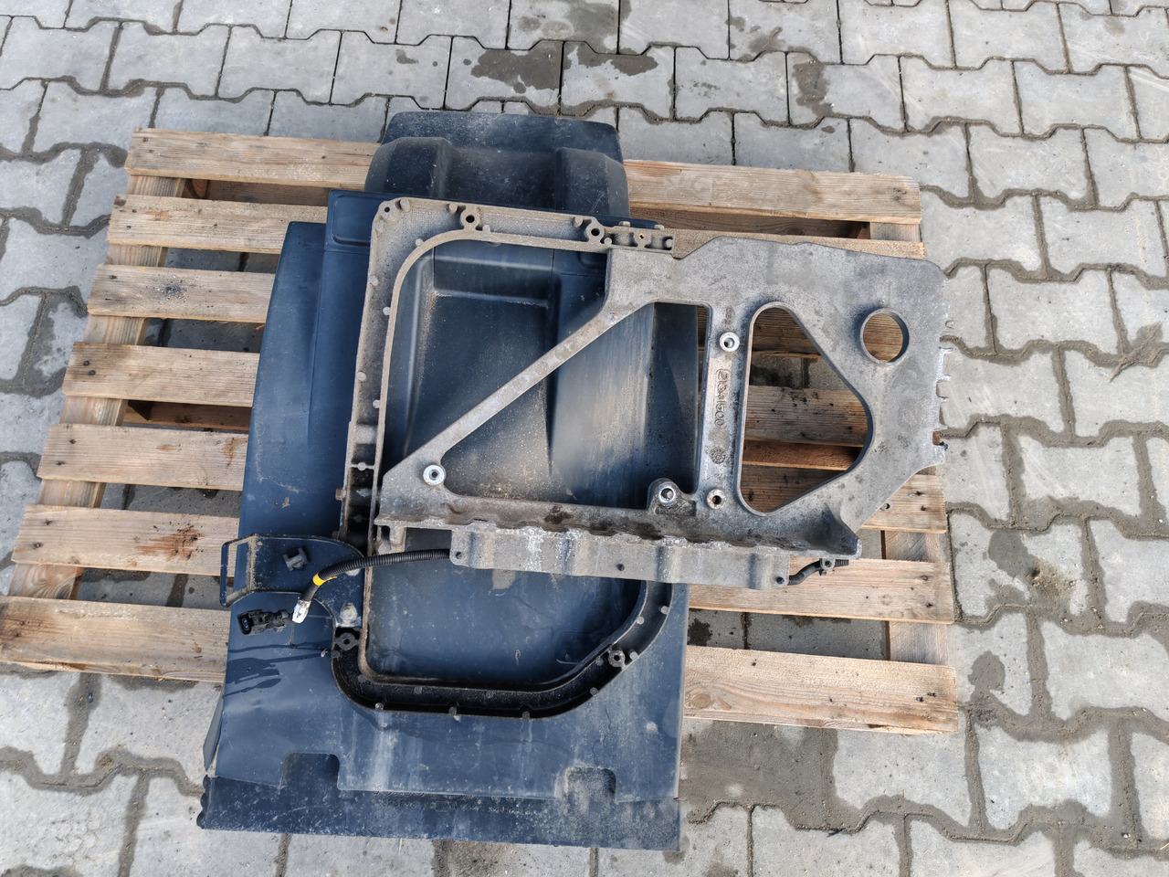 VOLVO FH FM FMX /FRONT AXLE LEFT MODGUARD / COMPLETE - Carrozzeria ed esterni: foto 2 VOLVO FH FM FMX /FRONT AXLE LEFT MODGUARD / COMPLETE - Carrozzeria ed esterni: foto 2