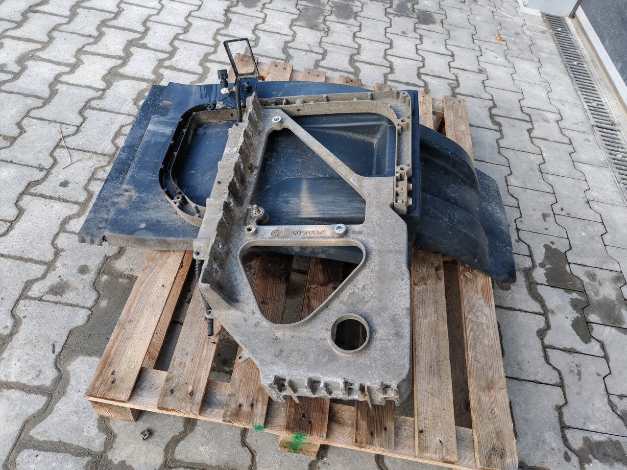 VOLVO FH FM FMX /FRONT AXLE LEFT MODGUARD / COMPLETE - Carrozzeria ed esterni: foto 3 VOLVO FH FM FMX /FRONT AXLE LEFT MODGUARD / COMPLETE - Carrozzeria ed esterni: foto 3
