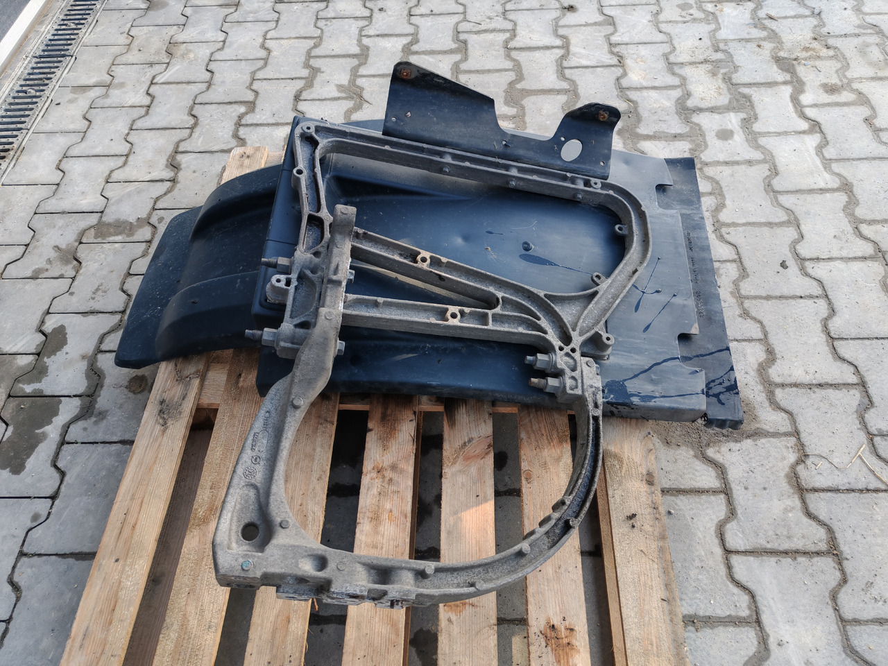 VOLVO FH FM FMX /FRONT AXLE RIGHT MODGUARD / COMPLETE - Carrozzeria ed esterni: foto 4 VOLVO FH FM FMX /FRONT AXLE RIGHT MODGUARD / COMPLETE - Carrozzeria ed esterni: foto 4