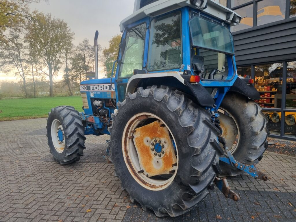 FORD 8210 - Trattore: foto 3 FORD 8210 - Trattore: foto 3