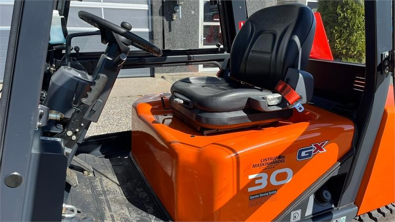 Doosan D30 G med kabine og KUN 57 TIMER FRA NY, MED TIME - Carrello elevatore diesel: foto 4 Doosan D30 G med kabine og KUN 57 TIMER FRA NY, MED TIME - Carrello elevatore diesel: foto 4