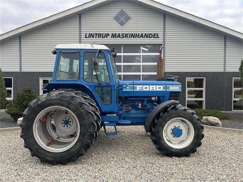 Ford 8210 En rigtig velholdt klassiker med tvillinghjul - Trattore: foto 2 Ford 8210 En rigtig velholdt klassiker med tvillinghjul - Trattore: foto 2