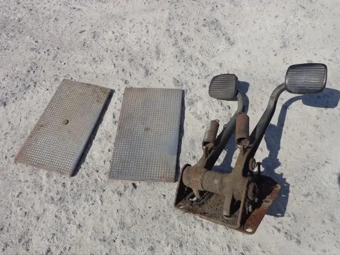 Scania Brake AND Clutch Pedal From Scania LB 0 AND LB1 Serie - Pedale per Camion: foto 1 Scania Brake AND Clutch Pedal From Scania LB 0 AND LB1 Serie - Pedale per Camion: foto 1