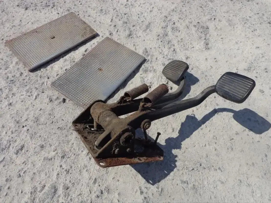 Scania Brake AND Clutch Pedal From Scania LB 0 AND LB1 Serie - Pedale per Camion: foto 4 Scania Brake AND Clutch Pedal From Scania LB 0 AND LB1 Serie - Pedale per Camion: foto 4