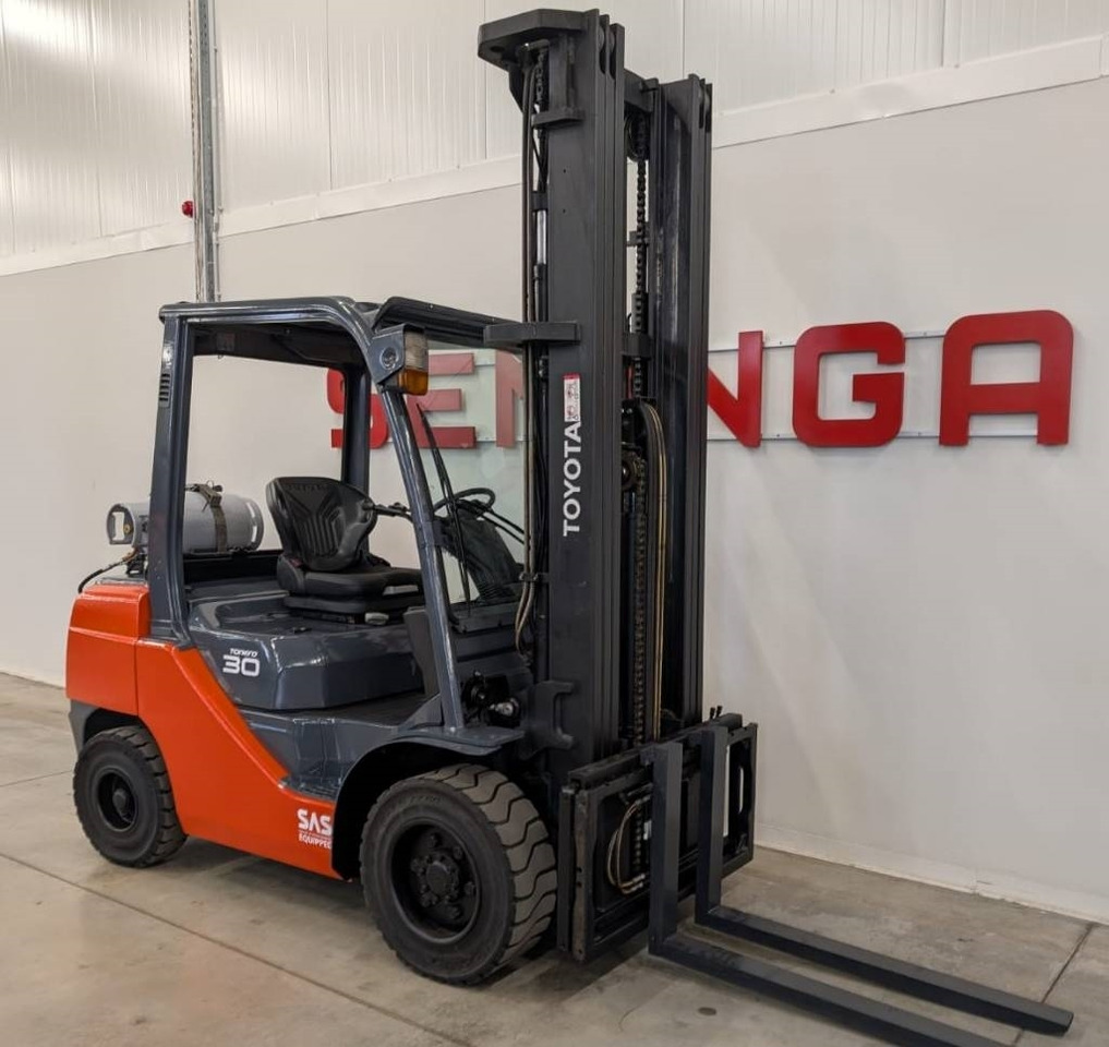 Toyota 10787 - 02-8FGF30 - Carrello elevatore a gas: foto 1 Toyota 10787 - 02-8FGF30 - Carrello elevatore a gas: foto 1