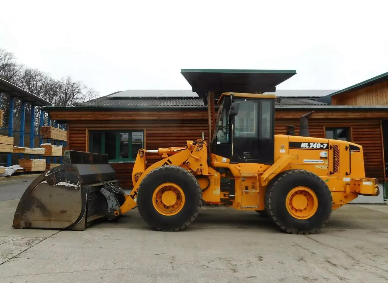 Hyundai hl740-7 mit hochkippschaufel u. volvo sw - Miniescavatore: foto 1 Hyundai hl740-7 mit hochkippschaufel u. volvo sw - Miniescavatore: foto 1