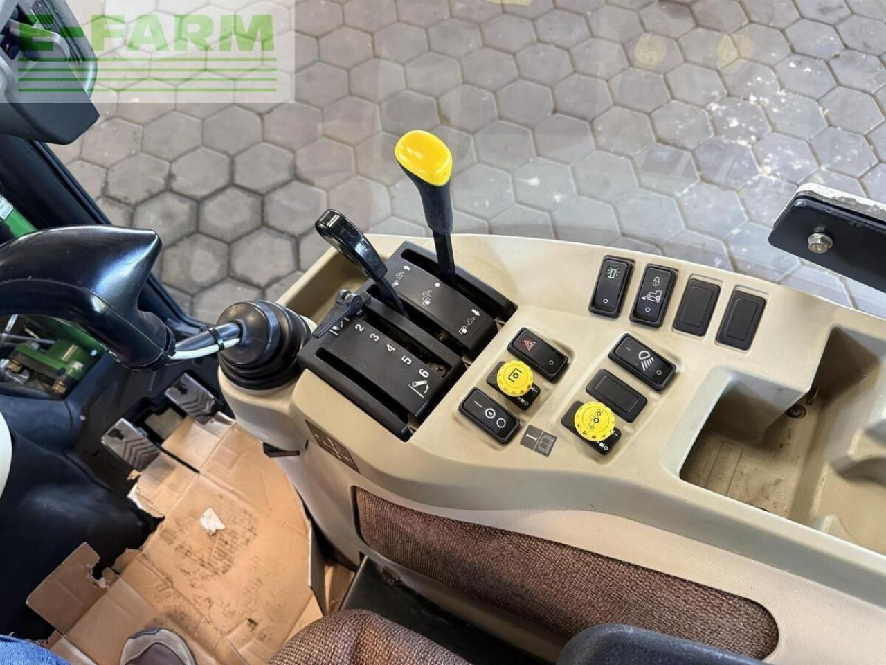 Trattore John Deere 3320: foto 9