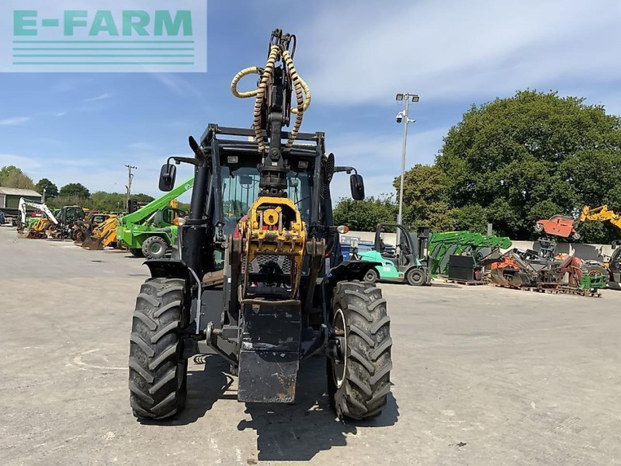 Valtra n123 hi tech tractor with roof mounted botex 560tl crane (st23285) - Trattore: foto 4 Valtra n123 hi tech tractor with roof mounted botex 560tl crane (st23285) - Trattore: foto 4