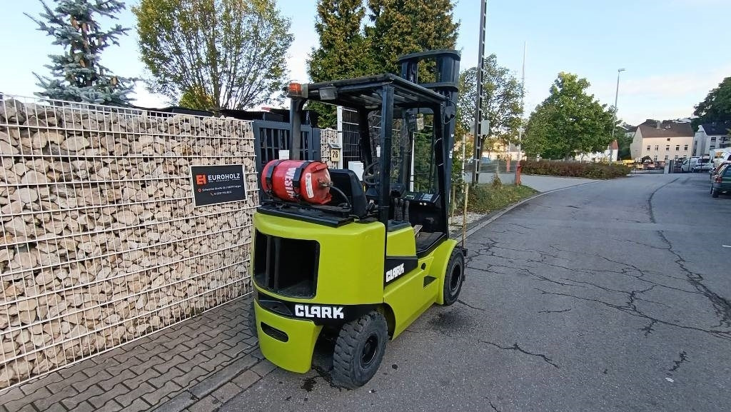 Clark CGP 25 Duplex, hydr. Seitenschieber, Hubhöhe 4,15 - Carrello elevatore a gas: foto 4 Clark CGP 25 Duplex, hydr. Seitenschieber, Hubhöhe 4,15 - Carrello elevatore a gas: foto 4