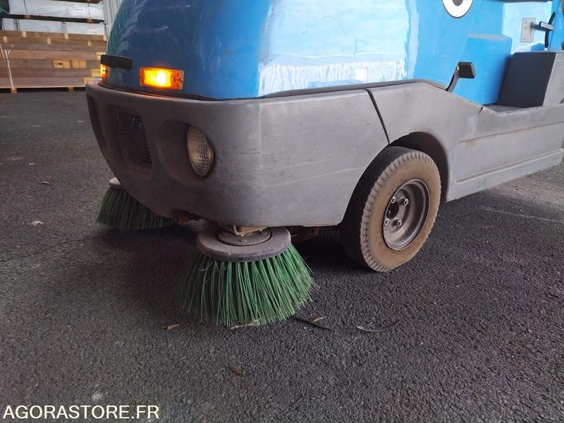 Balayeuse aspiratrice de trottoirs TENNANT LITTER HAWK 4100 - Spazzatrice stradale: foto 4 Balayeuse aspiratrice de trottoirs TENNANT LITTER HAWK 4100 - Spazzatrice stradale: foto 4